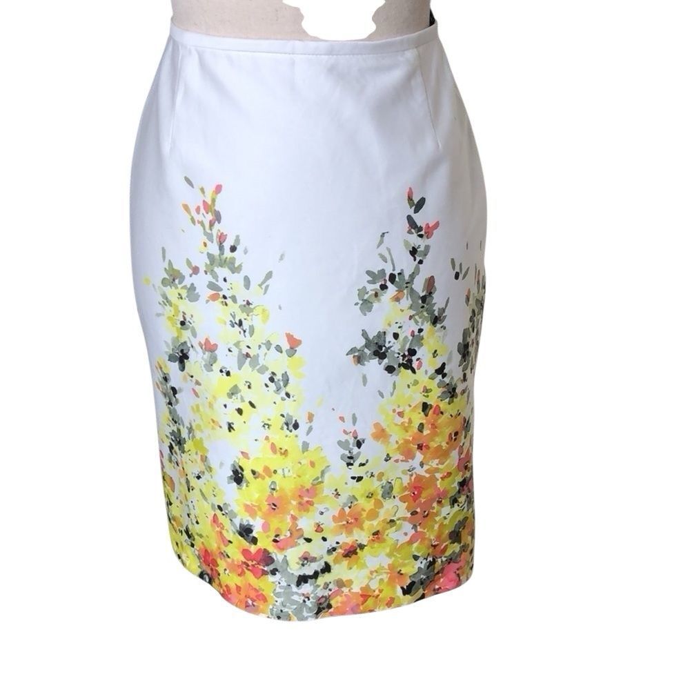Tahari Arthur S. Levine Skirt White & Floral Pencil Size 2 Career, Professional
